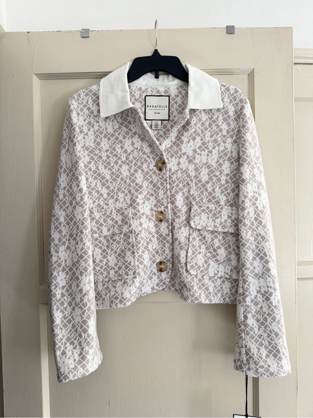 Bagatelle Cream & White Patterned Cropped Blazer Size L NWT